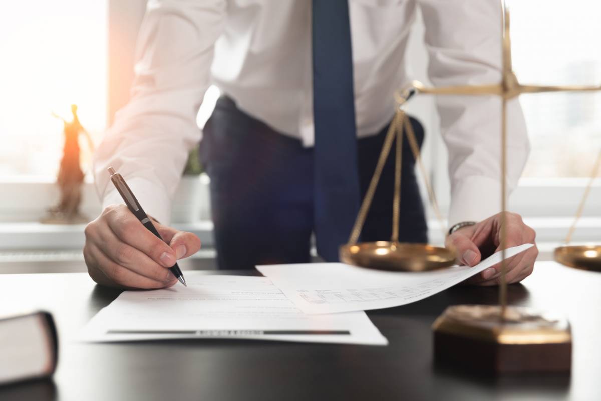 Rédiger vos contrats commerciaux : un avocat peut vous assister